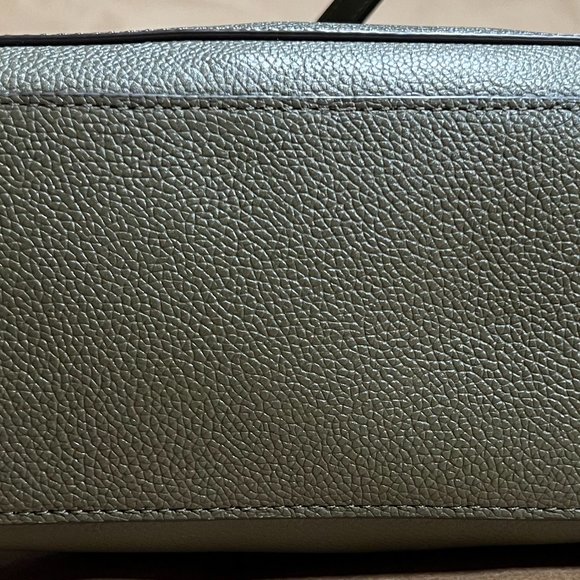 Michael Kors Hayes Backpack and matching wallet- LIKE NEW - Picture 5 of 16